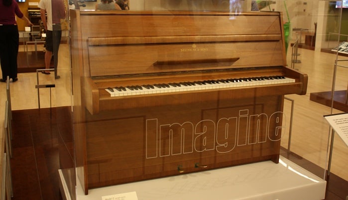 John Lennon'ın Steinway & Sons Model Z Piyanosu