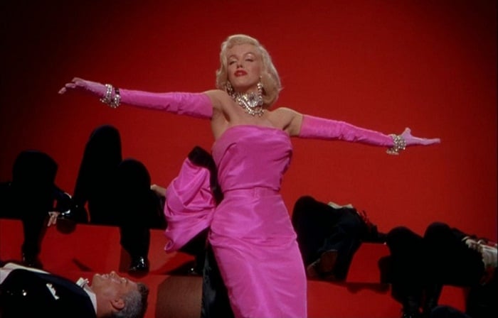 Marilyn Monroe’nun Erkekler Sarışınları Sever Filmi'ndeki Pembe Kostümü