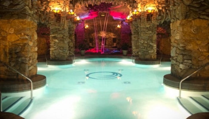 Playboy Mansion'un Lagün Tarzı Havuzu