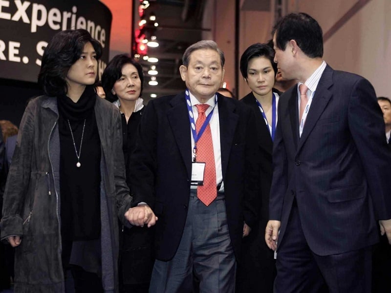 Başkan Lee Kun Hee, Samsung ürünlerinin kalitesinde bir devrim yarattı.