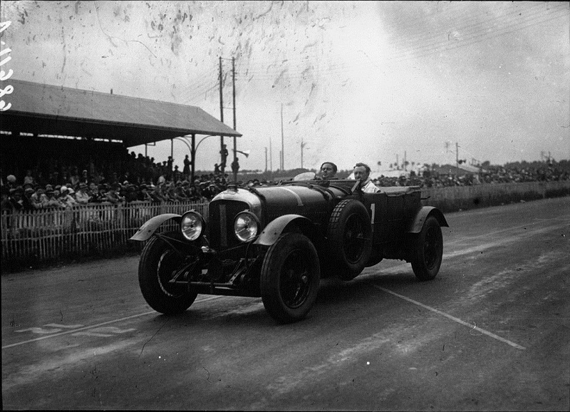 Bentley 1927 Le Mans yarışları şampiyonu.