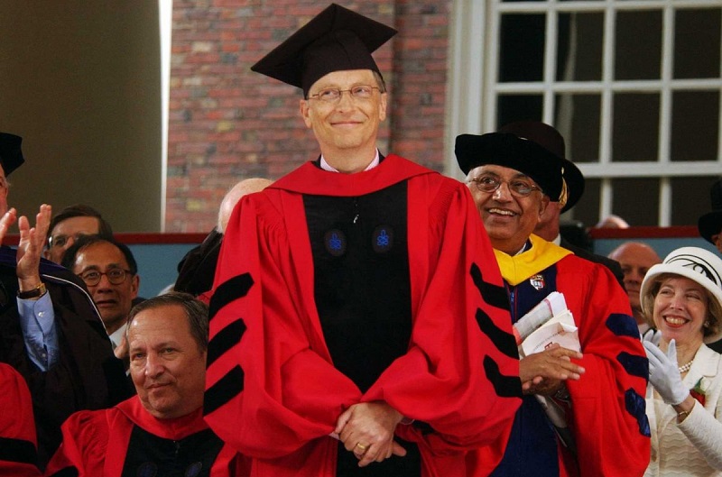 Bill Gates okulunu tamamlayamamış bir kişiydi.