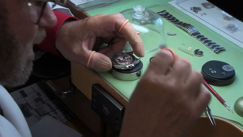 Bir Rolex marka saatin üretilmesi için ne kadar zaman harcandığını biliyor musunuz?