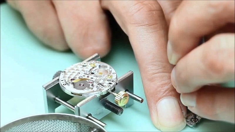 Bütün Rolex saatleri el işçiliğiyle yapılmaktadır.