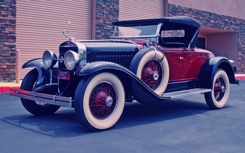 Elektrikli farlara sahip olan ilk araba da bir Cadillac’tı.