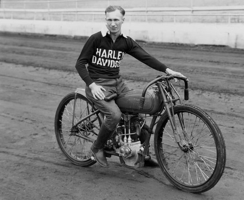 Harley Davidson şirketinin ilk çalışanının işe başladığı tarih 1905 yılıydı.