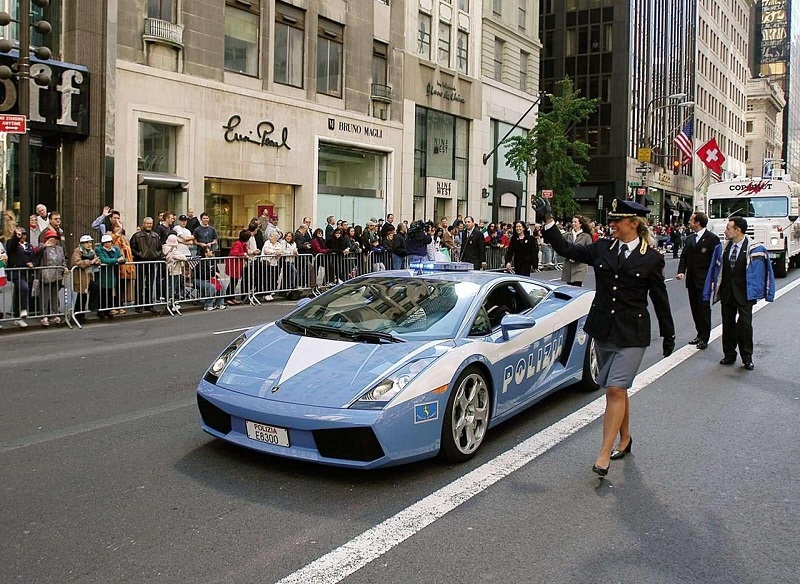 İtalyan Polis Merkezi, organ taşımak için de kullanılan bir Lamborghini Gallardo’ya sahip.