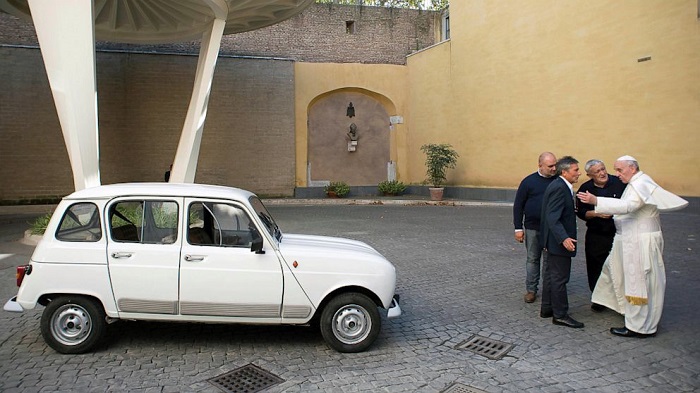Pope Francis - Renault 4