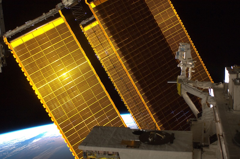 Uluslararası Uzay İstasyonu, gücünü nereden alıyor