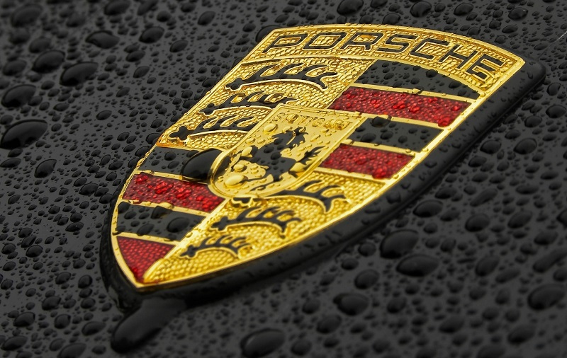 Porsche ile Ferrari amblemi arasındaki benzerlik