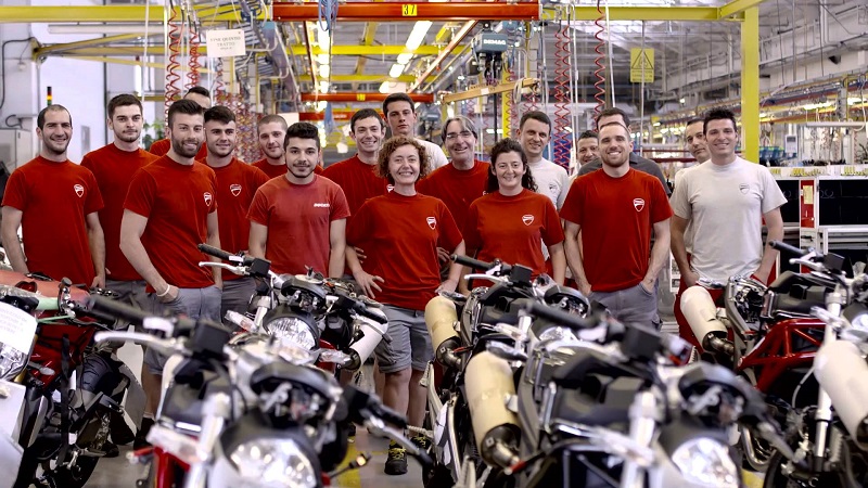 Ducati üretiminde çalışanlar