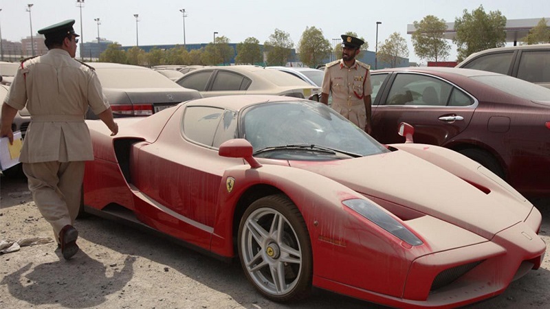 Dubai Havaalanı Terk Edilmiş Spor Arabalar ile Dolu