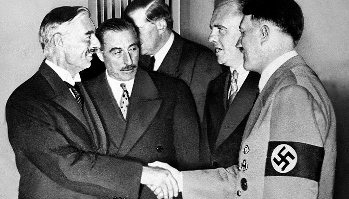 Neville Chamberlian'ın Münih Anlaşması'nı İmzalaması