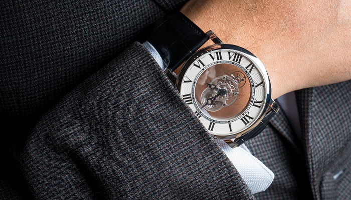 Rotonde de Cartier Astromysterieux Saatinin Sade ve Şık Tasarımı
