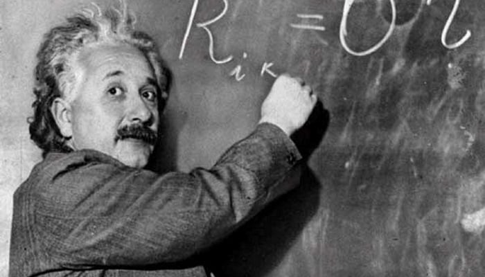 Albert Einstein ve Gri Takım Elbisesi
