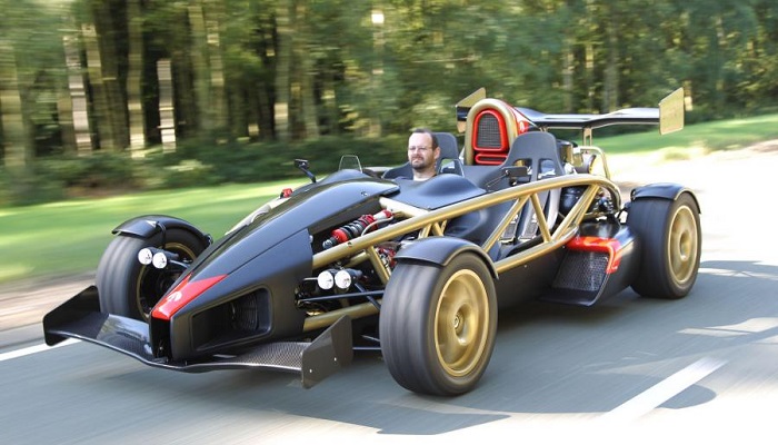Atom V8 Performansıyla Bugatti Veyron Modeline Kafa Tutuyor