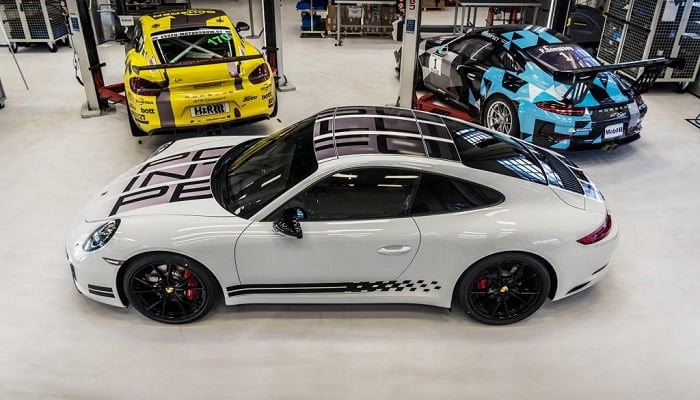 Porsche'nin Gösterişli Bir Yarış Otomobili