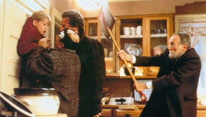 Filmdeki tepkileri daha korkunç hale getirebilmek için Joe Pesci (Harry), Kevin rolünü oynayan Macaulay Culkin’e sette korku dolu anlar yaşatmıştır.