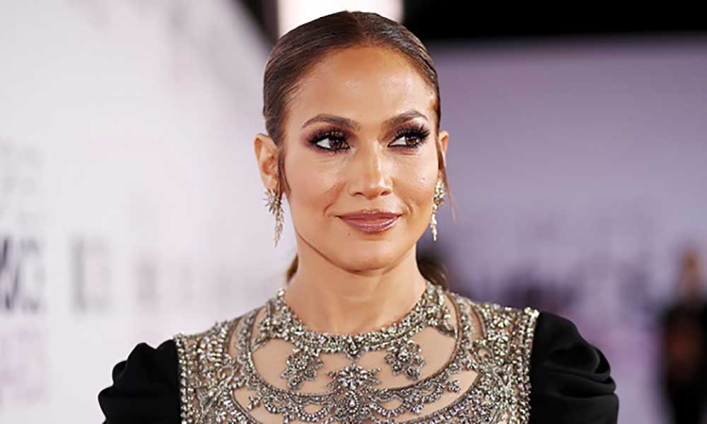 Jennifer Lopez ve Sıkıca Toplanmış Uzun Saçları
