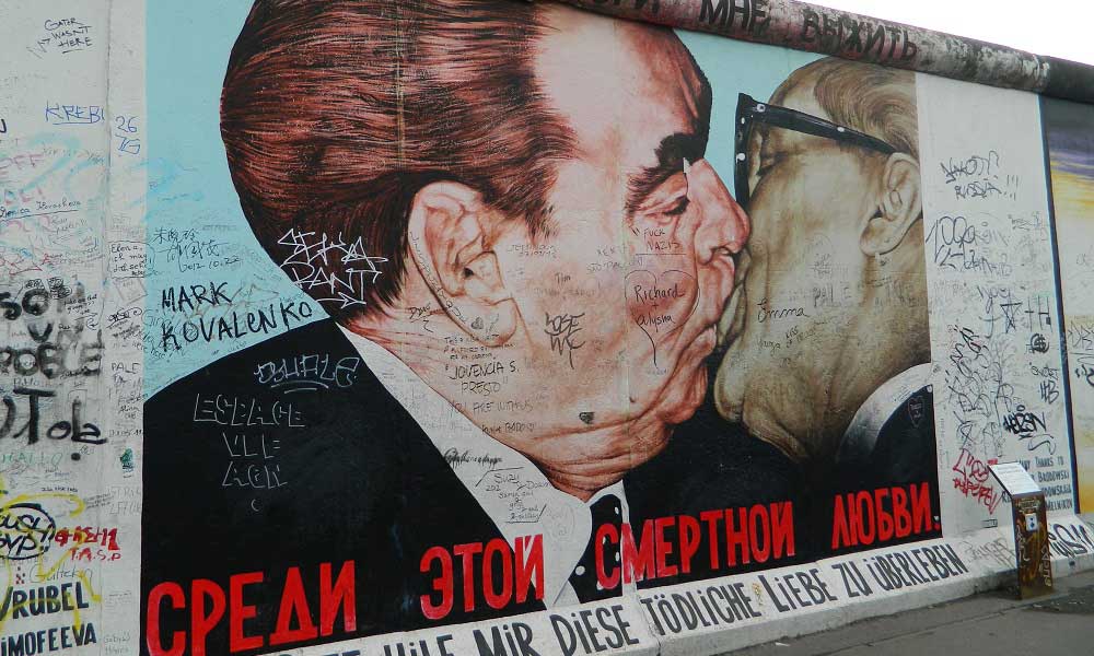 Berlin Duvarı’nda Dikkat Çeken Grafiti: Öpüşen Adamlar