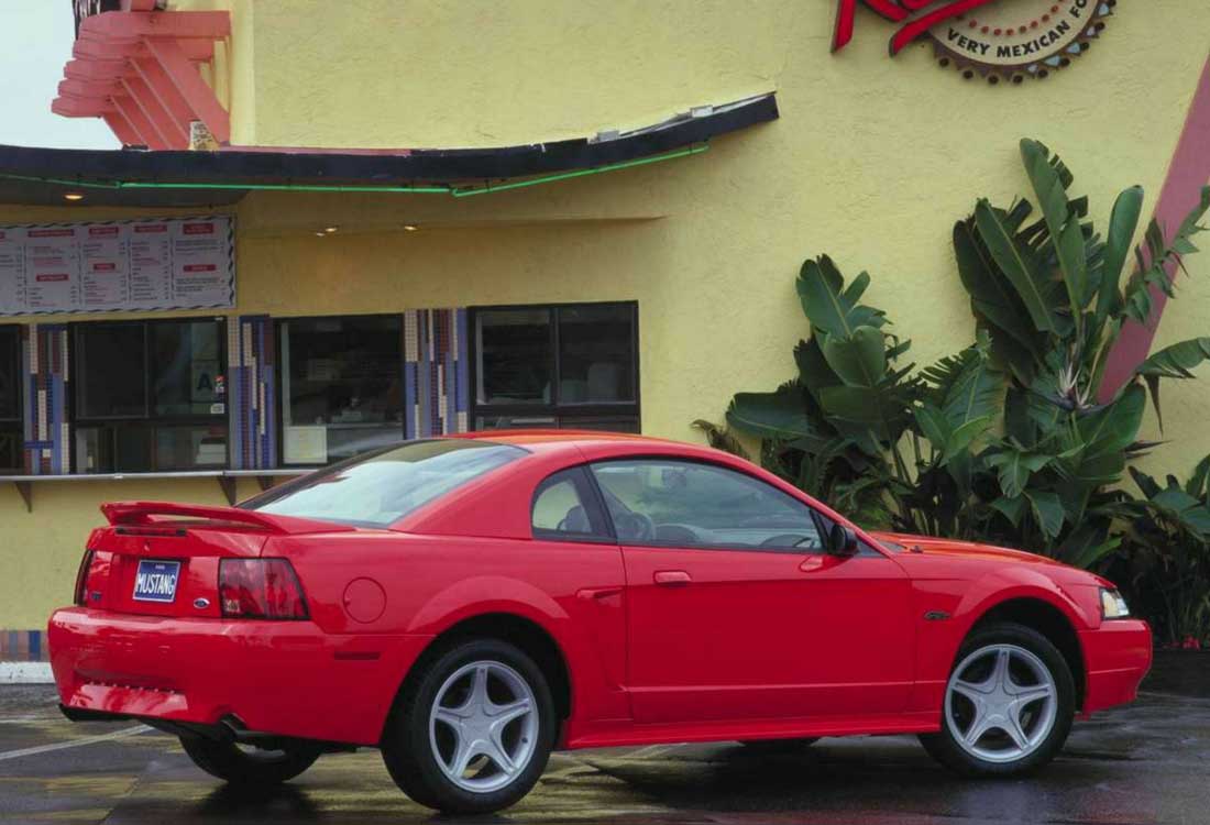 Ford Mustang Fotograflari Ilk Uretiminden Son Uretimine Kadar Tarihsel Liste 1994 2004 Dorduncu Nesil Arakadan Gorunumu