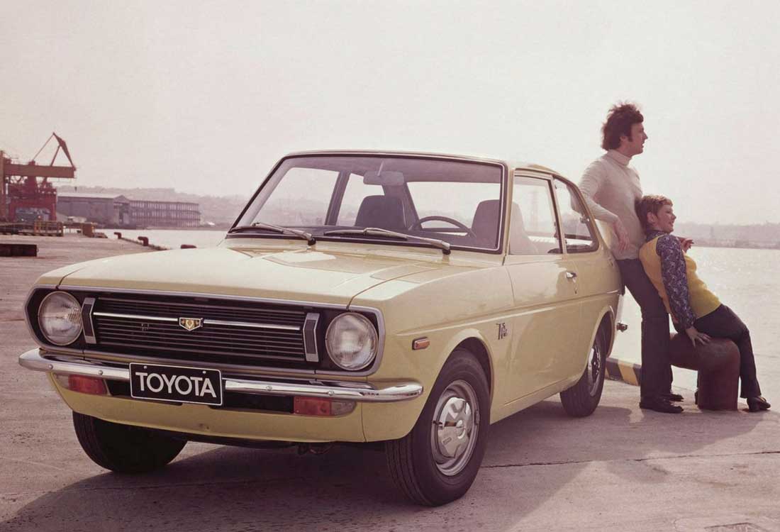 Toyota Corolla Fotograflari Ilk Uretimden Son Uretime Kadar Tarihsel Liste 1966 E10 Reklam Cekimi