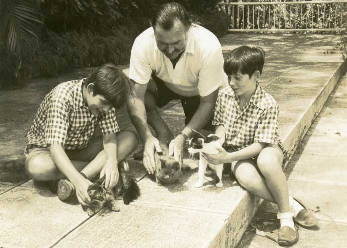 Ernest Hemingway, Çok Sevdiği Mutant Kedileri ve Oğulları ile Birlikte