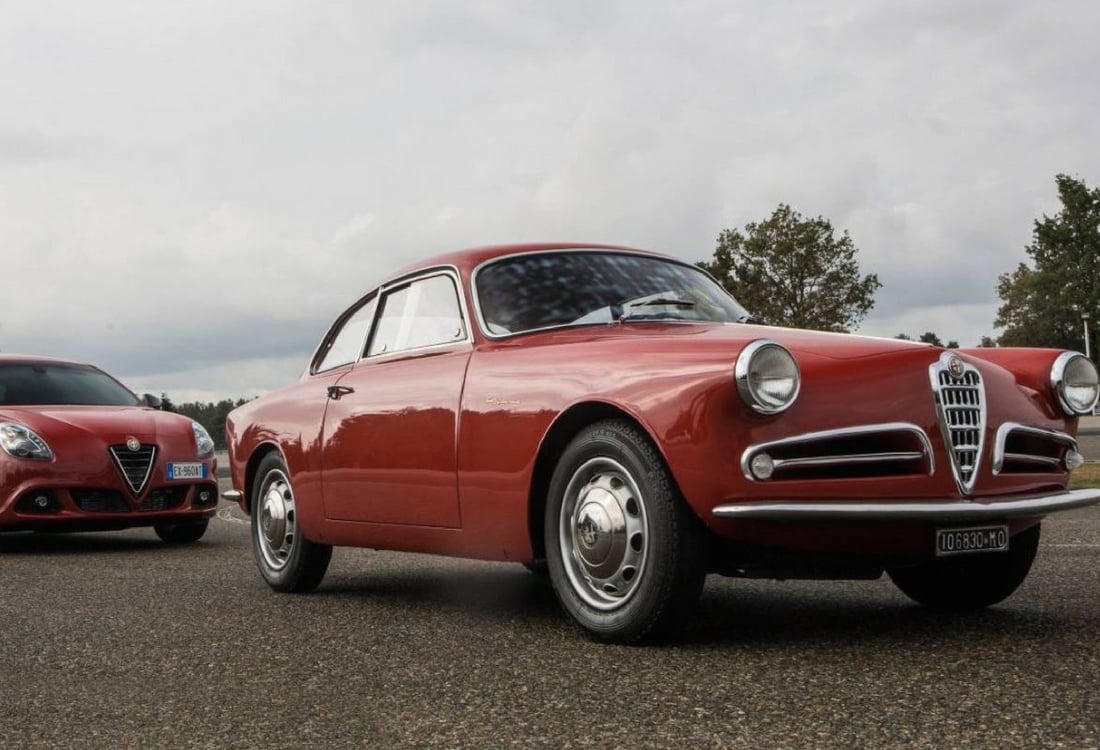 Eski Ve Yeni Modelleriyle Araba Fotografi Alfa Romeo Giulietta