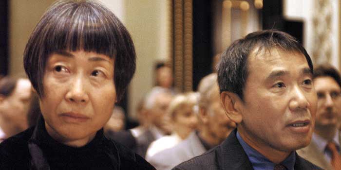 Haruki Murakami Eşi Yoko ile Birlikte