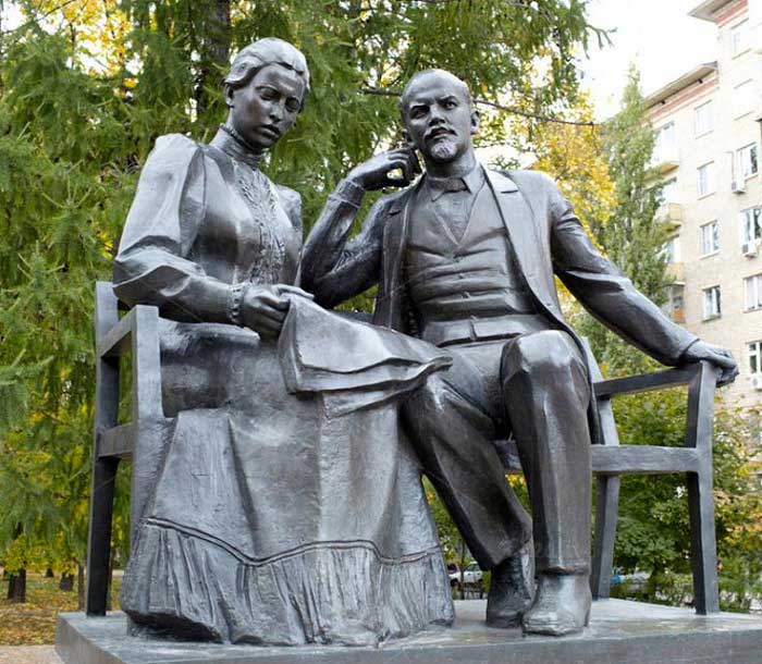 Lenin ve Eşinin Büstü