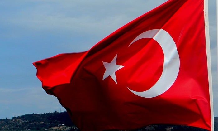 Türk Bayrağı Yırtık Olamaz!
