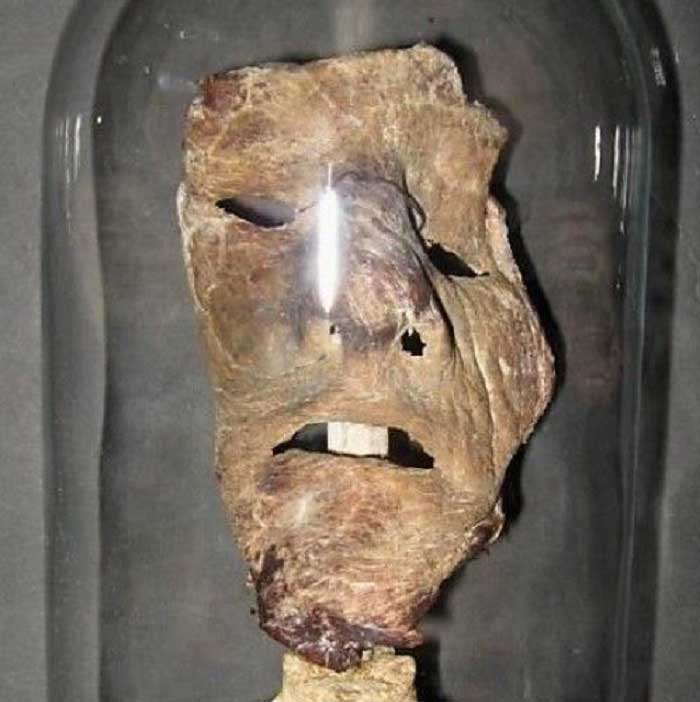 Yüz Derisinden Yapılmış Bir Maske 