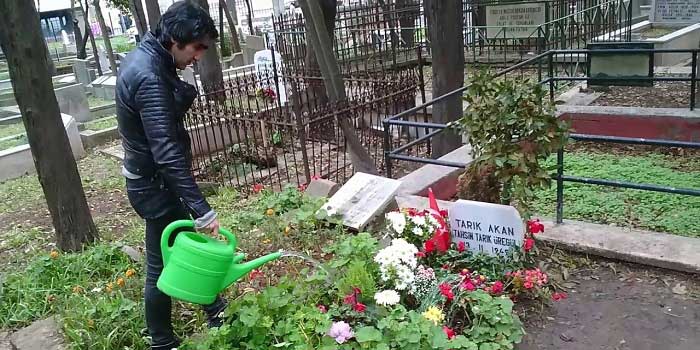 Tarık Akan'ın Mezarı;