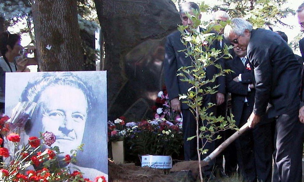 Tarık Akan, Nazım Hikmet'in Mezarında