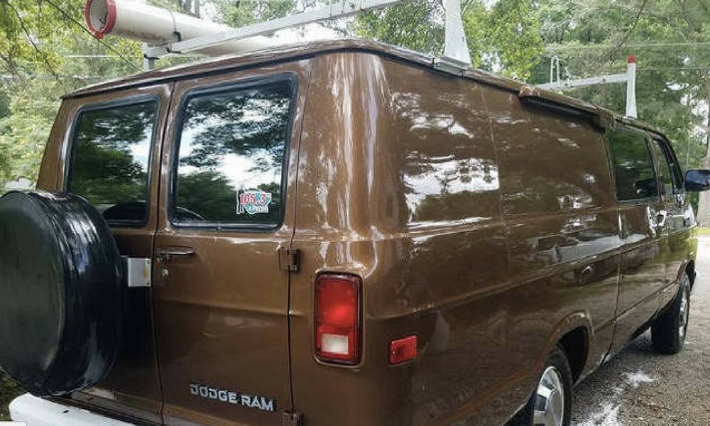 Ekipmanlari Sokulmeden Satilan Eski Dodge Ram Van Fbi Kamyoneti Arka Gorunumu