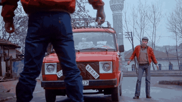 Kolay bir soru daha! İlyas Salman ile Şener Şen’in rol aldığı bu filmi bul bakalım.