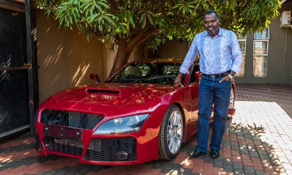 Afrikalı Mühendis Küçüklük Hayalini Gerçekleştirip Kendi Spor Arabasını Yaptı!