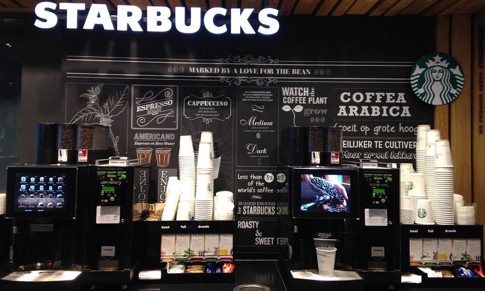 Starbucks, artık baristasız hizmetiyle de müdavimlerine kahve keyfi yaşatacak.