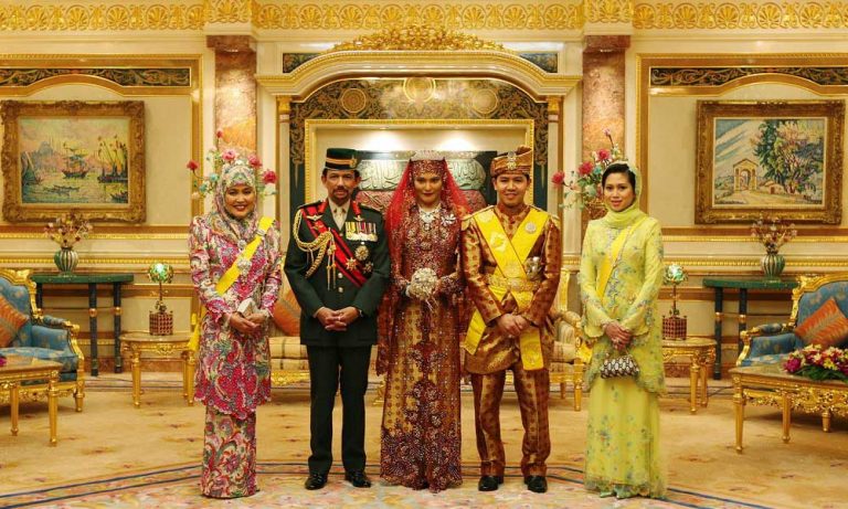 Dünyanın En Zengin Liderlerinden Brunei Sultanı 50. Yılını Para Saçarak Kutluyor!
