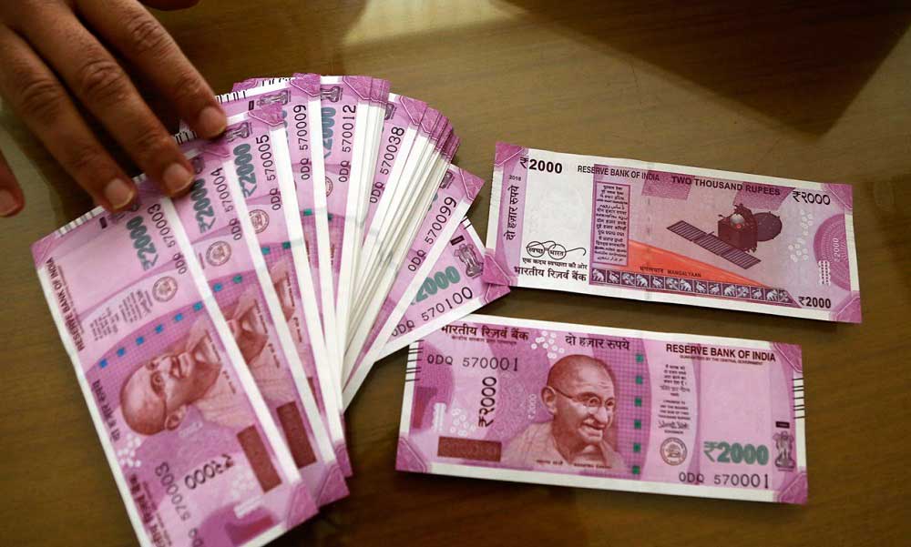 Hindistan rupisi dolar karşısında tarihinin en düşük seviyesine geriledi Hindistan rupisi dolar karşısında tarihinin en düşük seviyesine geriledi