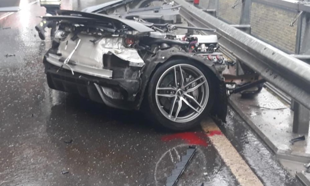 Italya Audi R8 Trafik Kazasi Ikiye Bolunme
