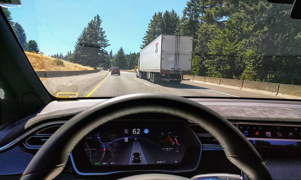 Tesla Autopilot Cadillac Super Cruise Karsilastirma