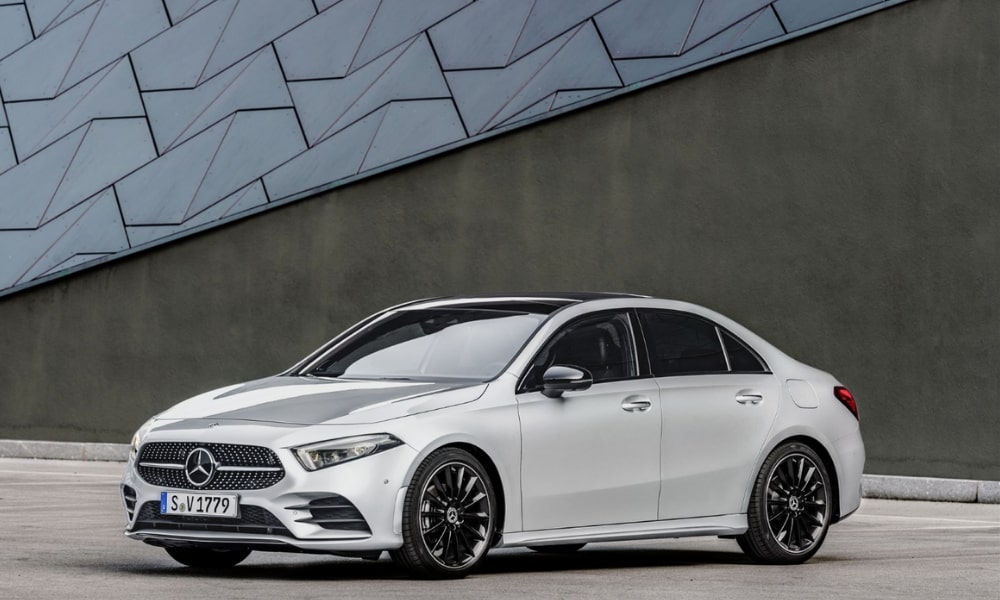 2019 yeni mercedes a serisi sedan sik tasarimiyla pariste yerini aldi