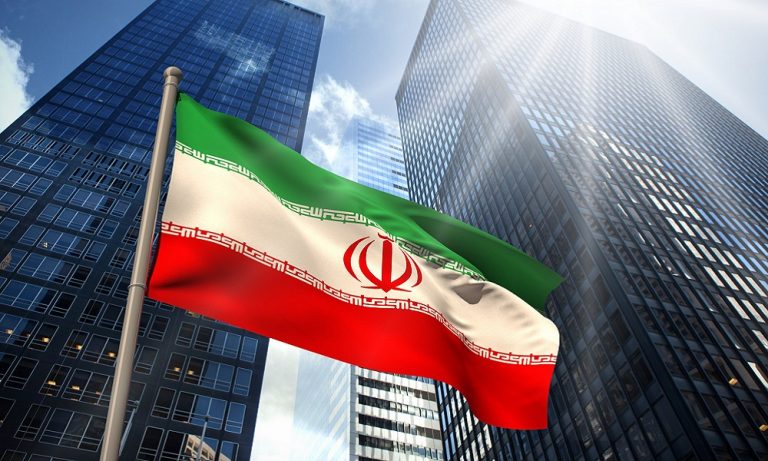 İran ABD Ambargosunu Delmek için 700 Bin Varil Petrolü Borsaya Sundu