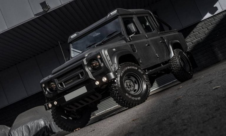 Kahn Design’ın Karanlık Land Rover Defender Pick-up Modifiyesi