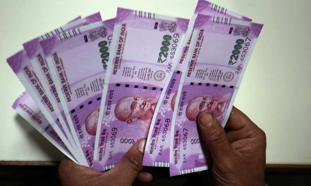 Petroldeki Düşüş Hindistan’a Yararken Rupi 7 Haftanın Zirvesini Gördü