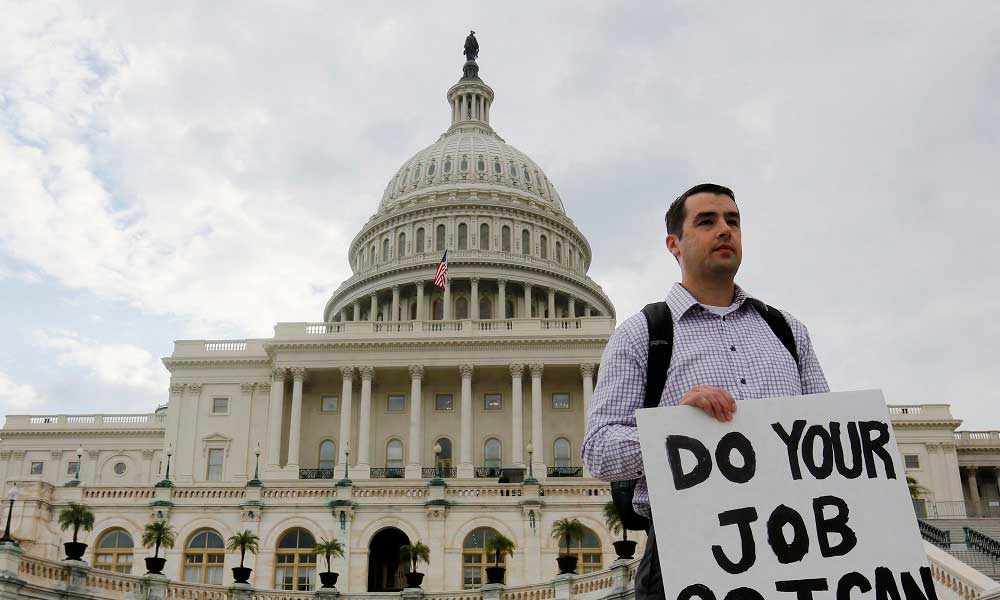 Federal işçiler Başka Bir İş Bulmak için Hükümetten İzin Almalı 
