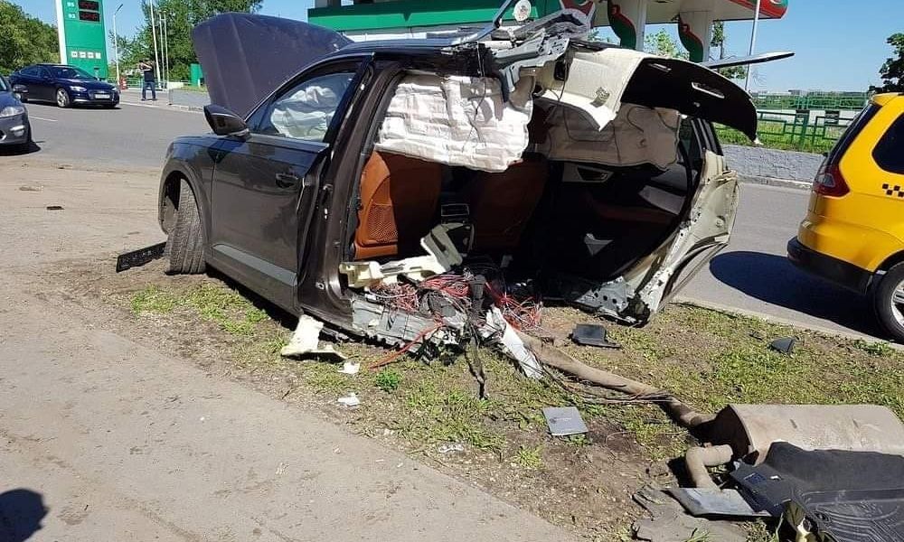 Yeni Audi Q7 Kaza İkiye Bölündü Rusya