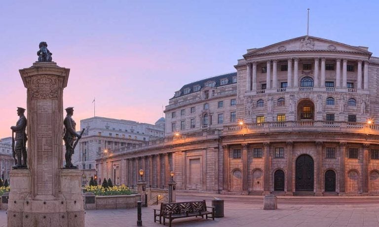 İngiltere Merkez Bankası Faizleri Sabit Tutarken, Büyüme Tahminini Artırdı