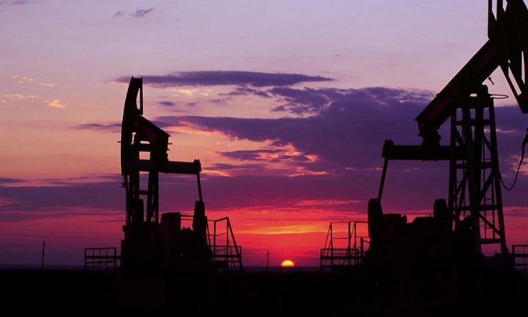 Petrol, ABD’nin Orta Doğu’ya Savaş Gemilerini Yollamasıyla Kazançlarını Koruyor